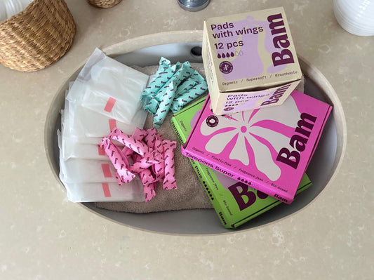 Bam mensskydd i bomull – bindor med vingar, tamponger och pantyliners i förpackningar