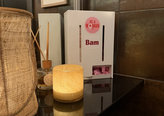 Bam mensskyddsautomat på toalett, tamponger tillgängliga gratis för besökare