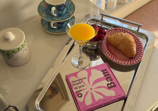Bam tamponger Super 16-pack på frukostbricka med croissant och juice